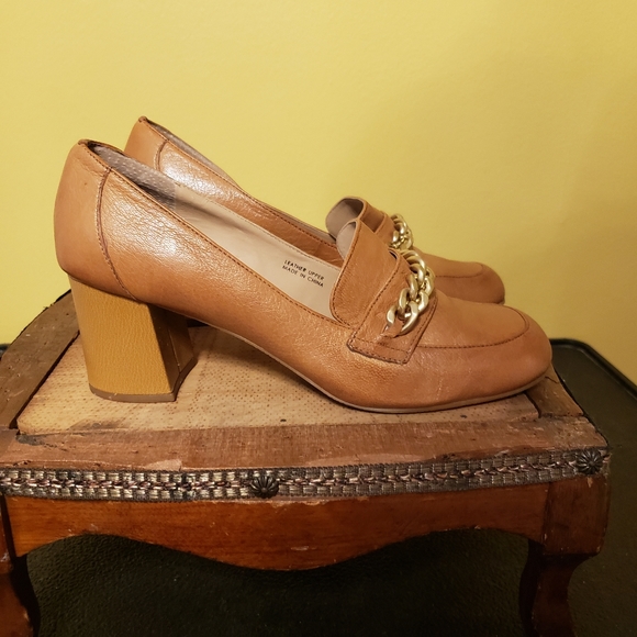Tahari Shoes Tahari Lulu Tan Square Chunky 25 Heel Shoes With Gold